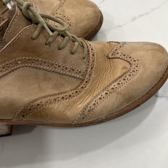 Steve Madden Vintaged /Aged Oxford Tan.‎ Size 9.5 - Picture 11 of 13